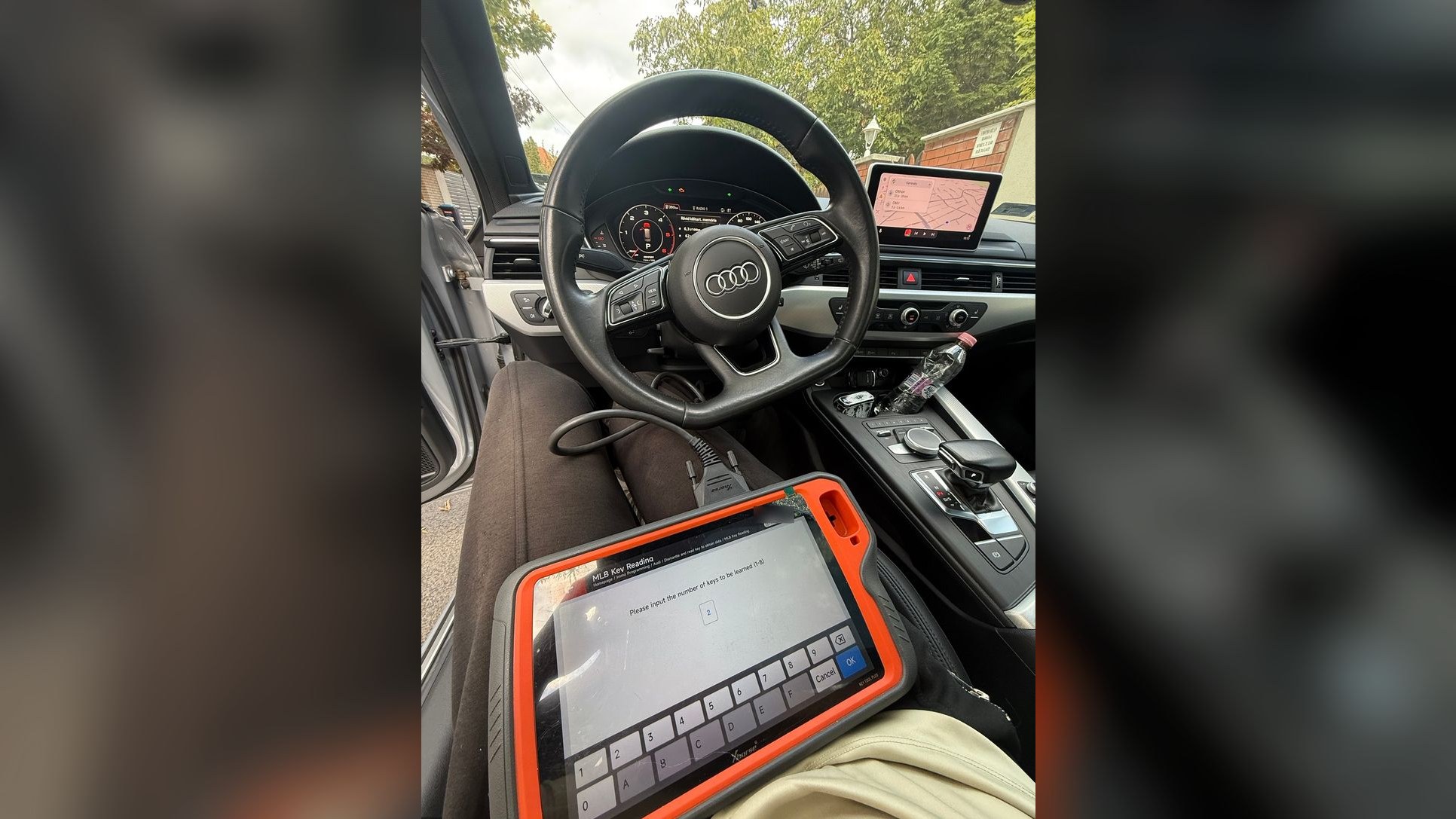 Az MLB kulcsprogramozás a programozó készülék képernyőjén, az Audi A4 utasterében