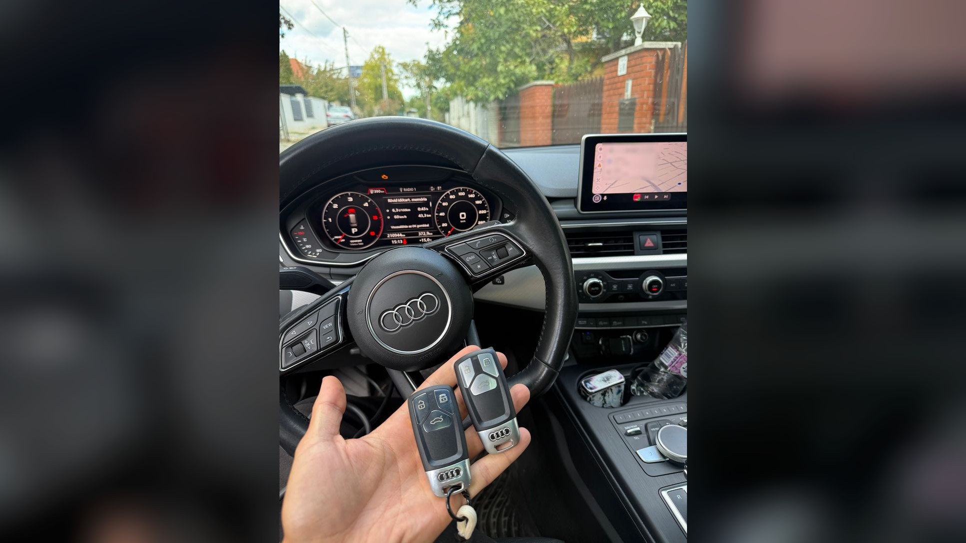 A 2019-es Audi A4 két gyári kulcsa a kész munka után, az autó utasterében