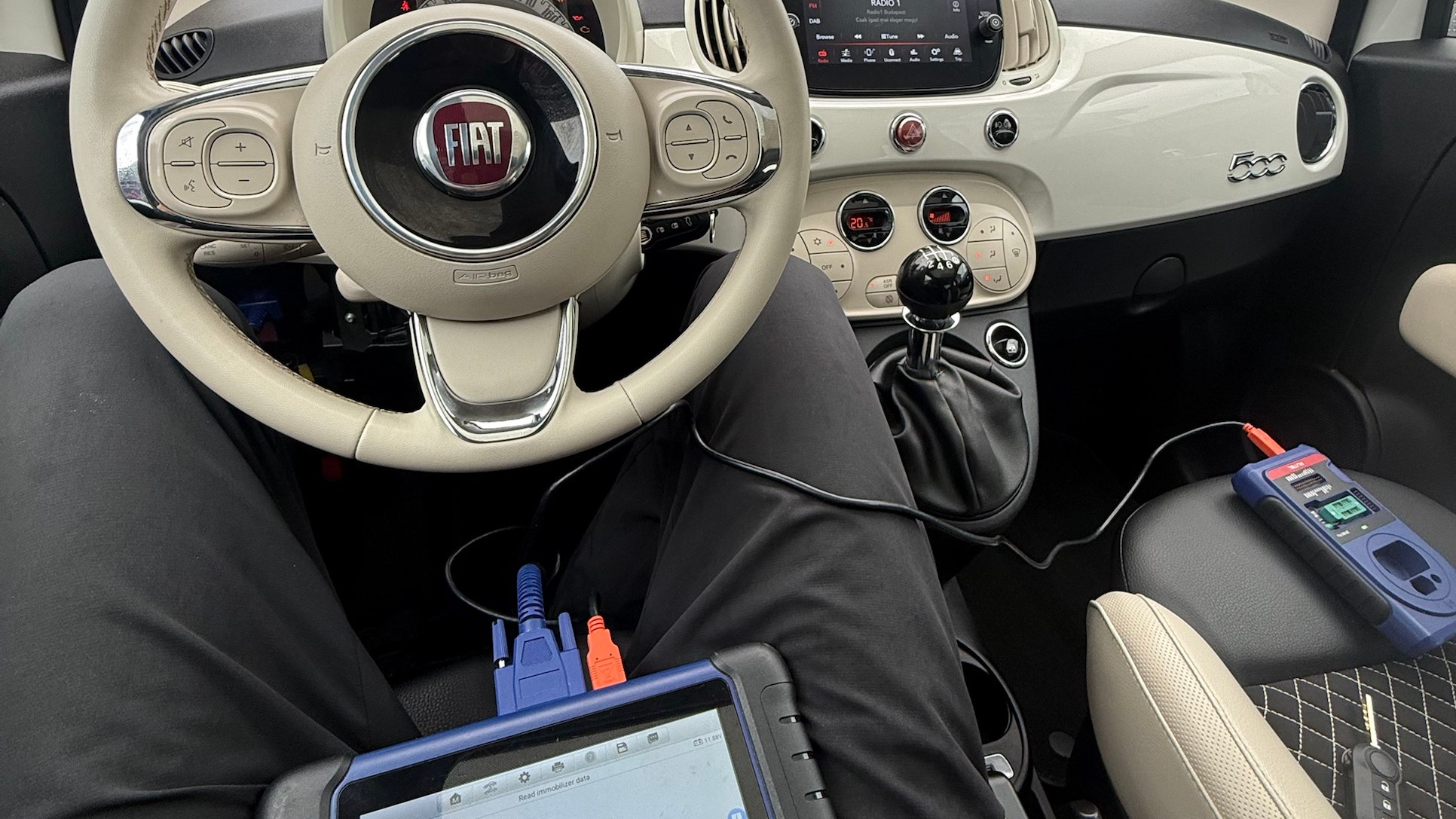 Diagnosztikai készülék a Fiat 500 utasterében, az immobilizer adatainak kiolvasása közben