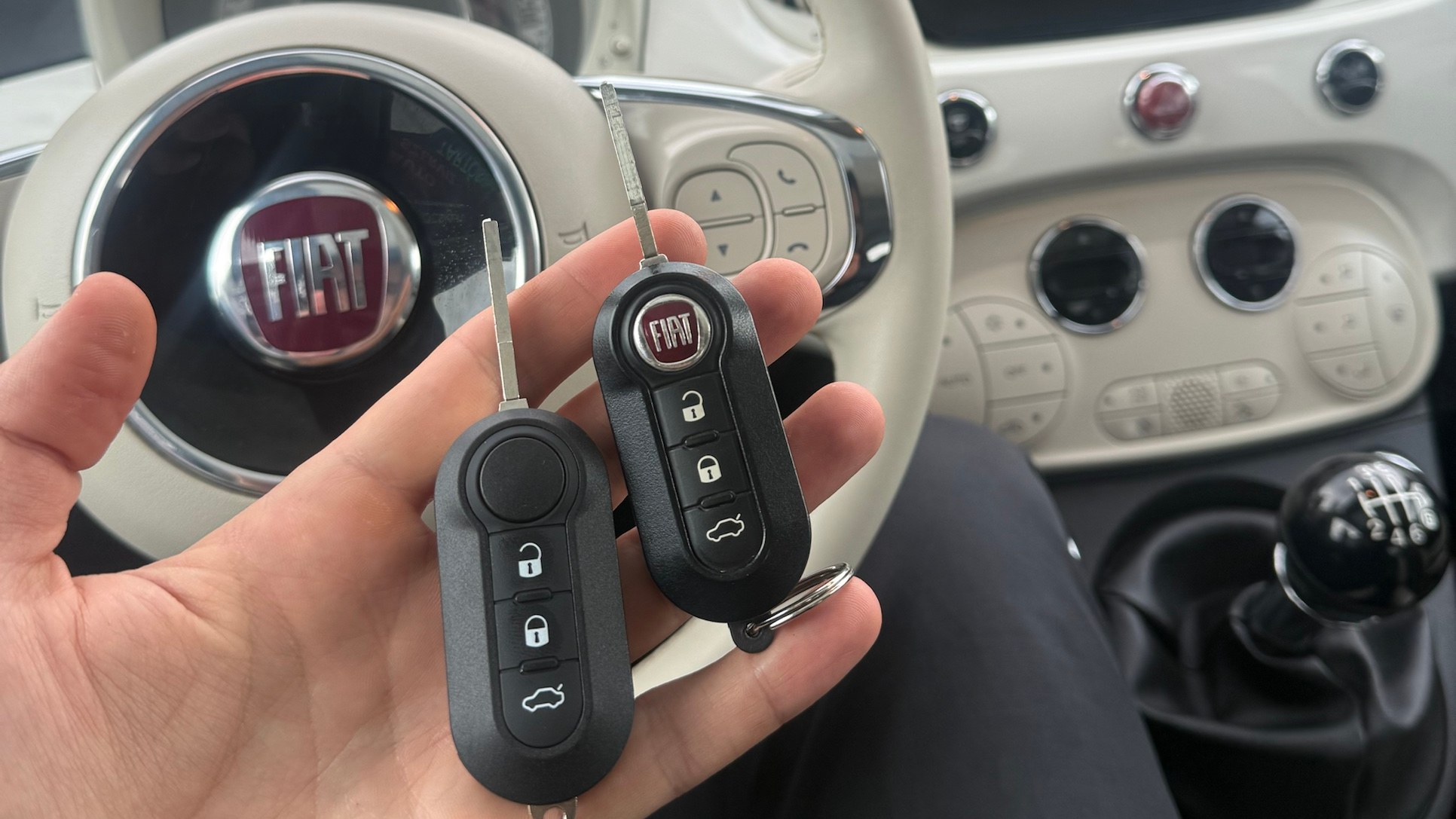 Két Fiat 500 autókulcs a jármű utasterében, az új pótkulcs elkészítése után