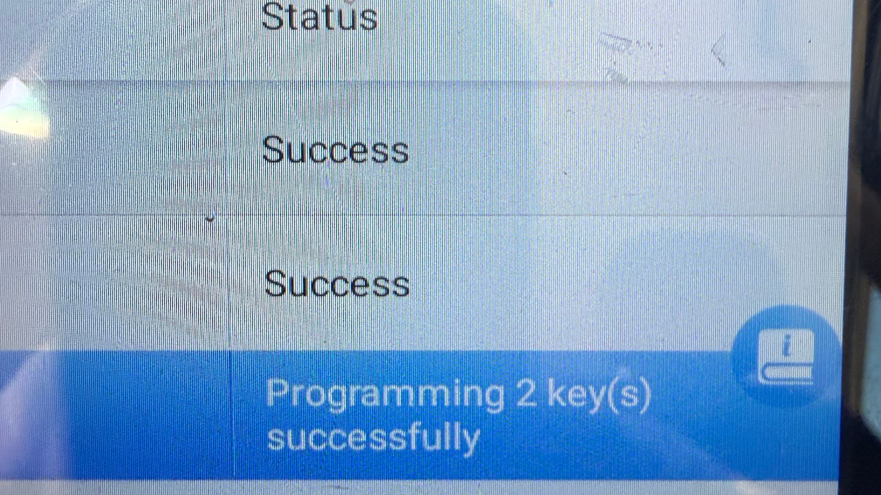 A programozó készülék kijelzője a Kia Ceed munkánál, sikeresen felprogramozott két autókulccsal