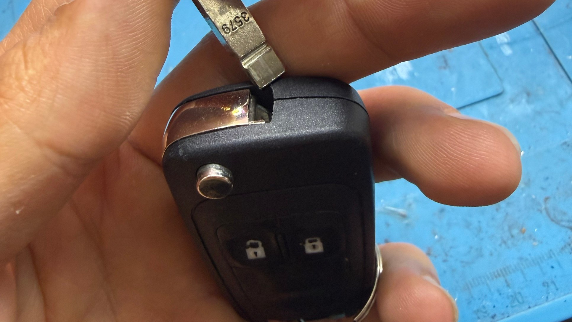 Az új kulcsszár beillesztése az Opel bicskakulcs új házába