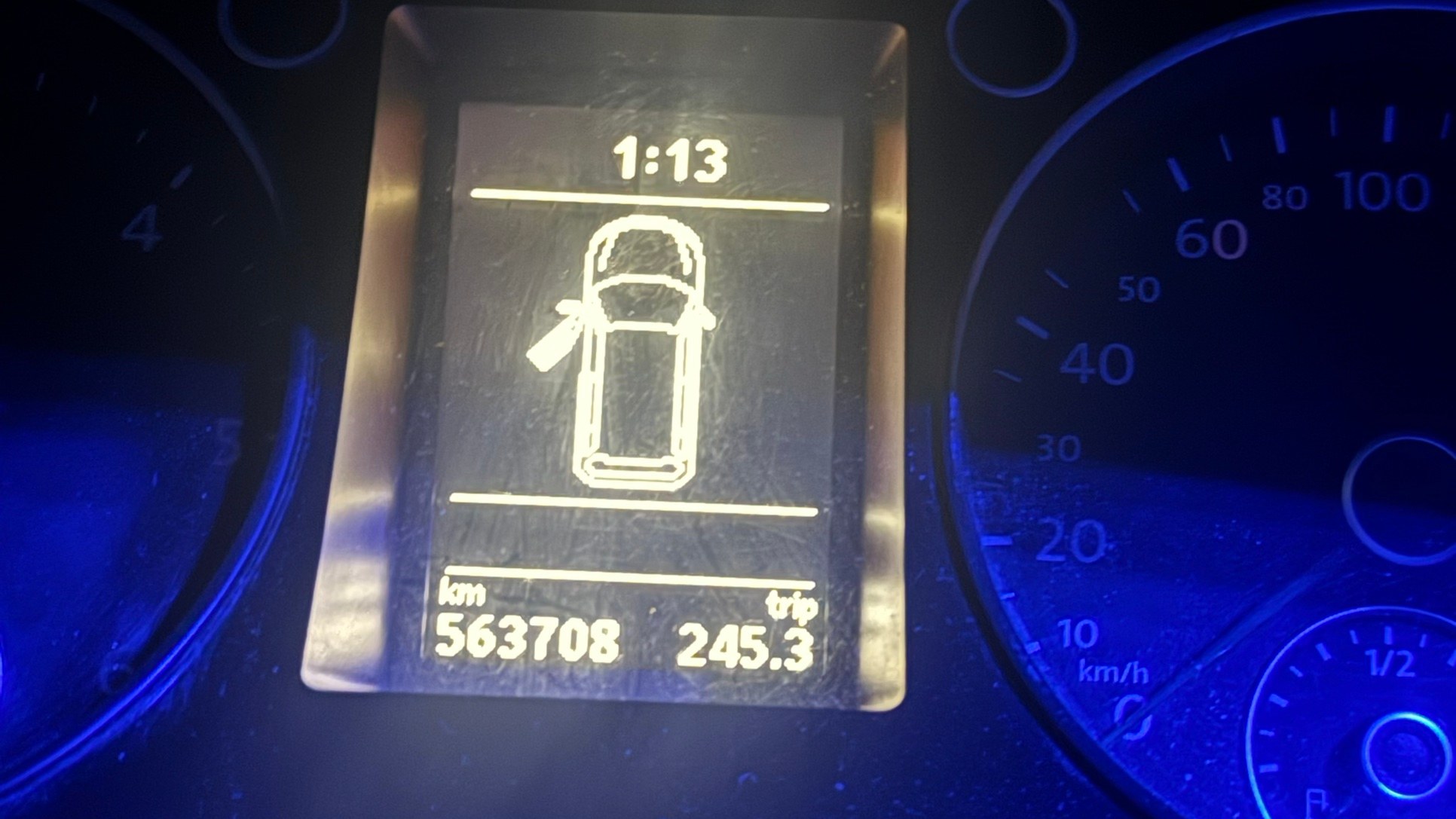 A Passat B6 műszerfali kijelzője hajnali 1 óra 13 perckor, nyitott jármű jelzéssel