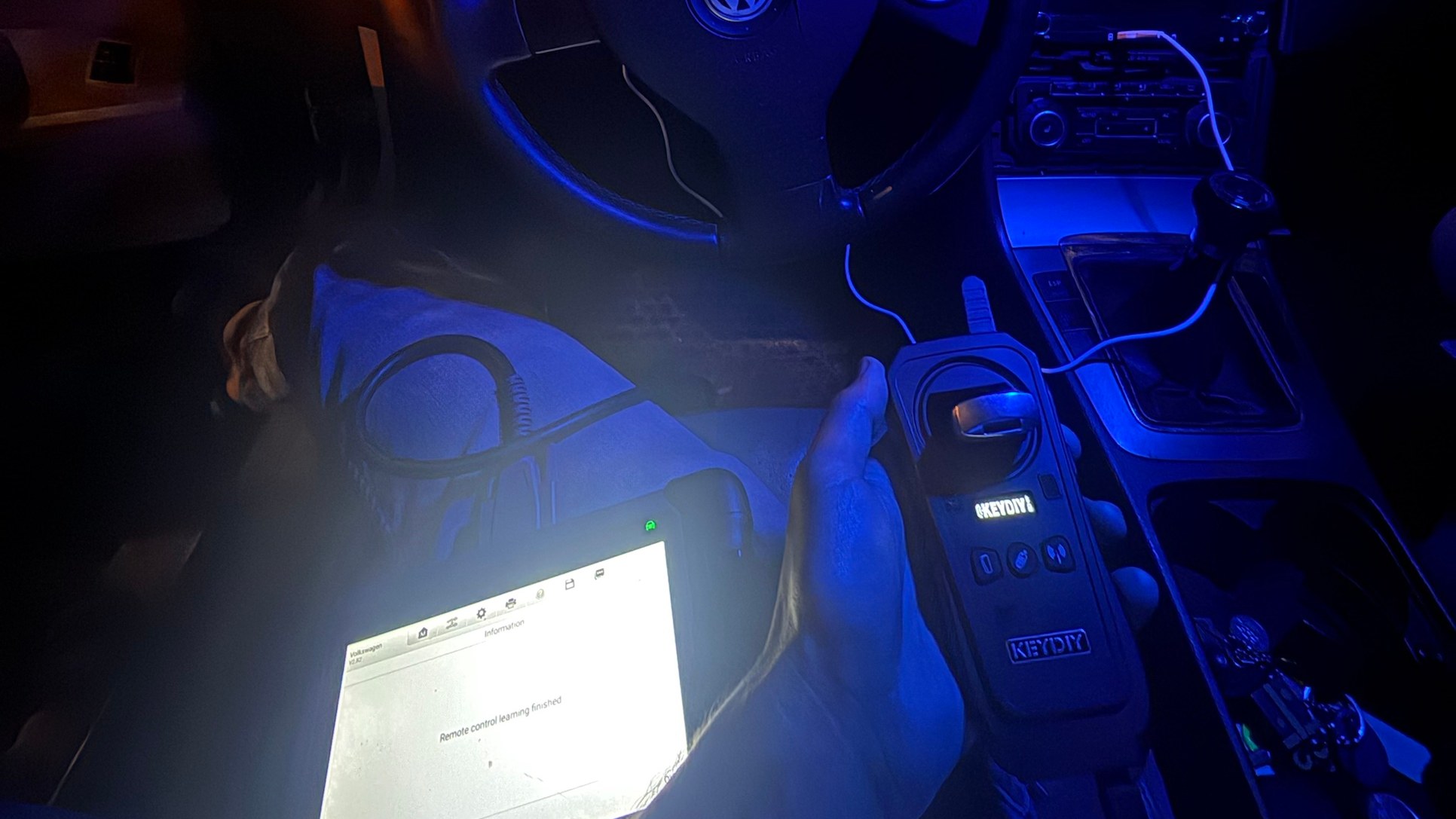 A programozó készülék a Passat B6 utasterében, a távirányító tanítása után