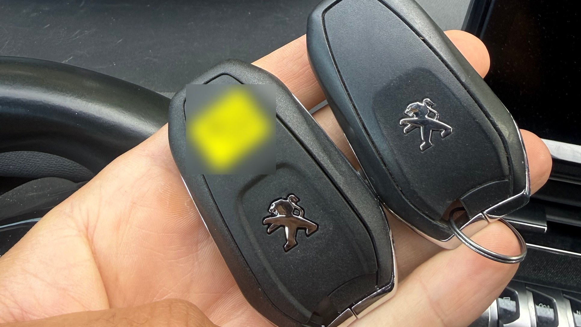 Az elkészült gyári Peugeot keyless pótkulcs a meglévő kulcs mellett