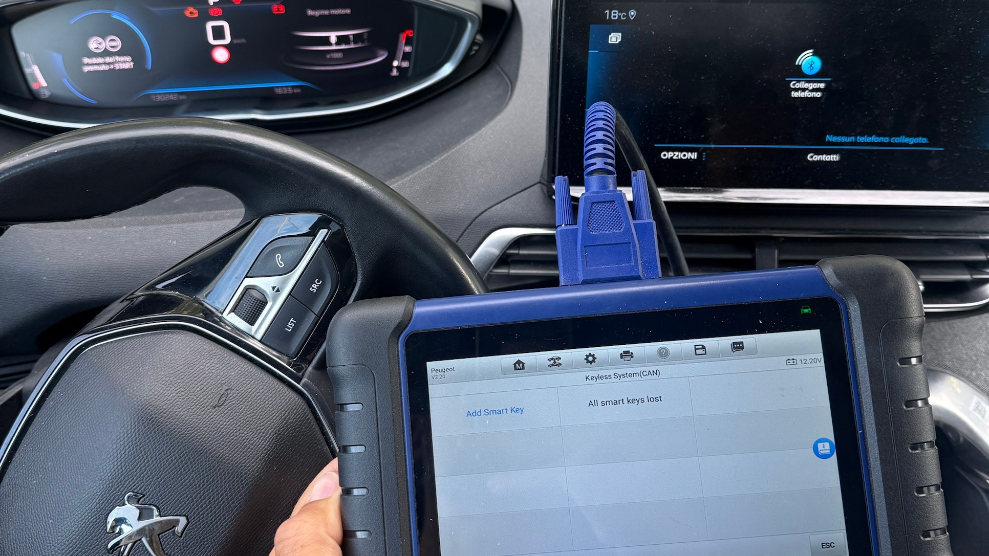 A programozó készülék a Peugeot 5008 utasterében, az új keyless kulcs felvétele közben