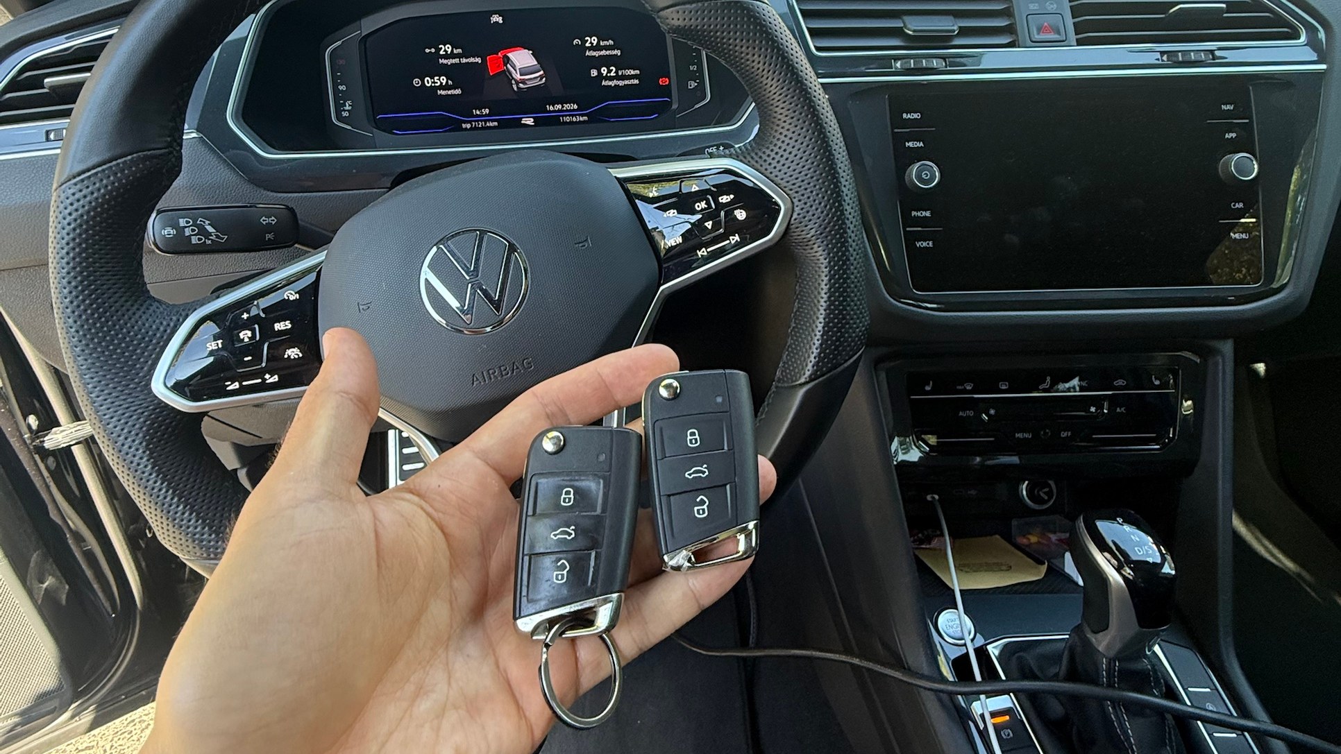 Két gyári Volkswagen kulcs nélküli indítású autókulcs a jármű utasterében, a programozás után