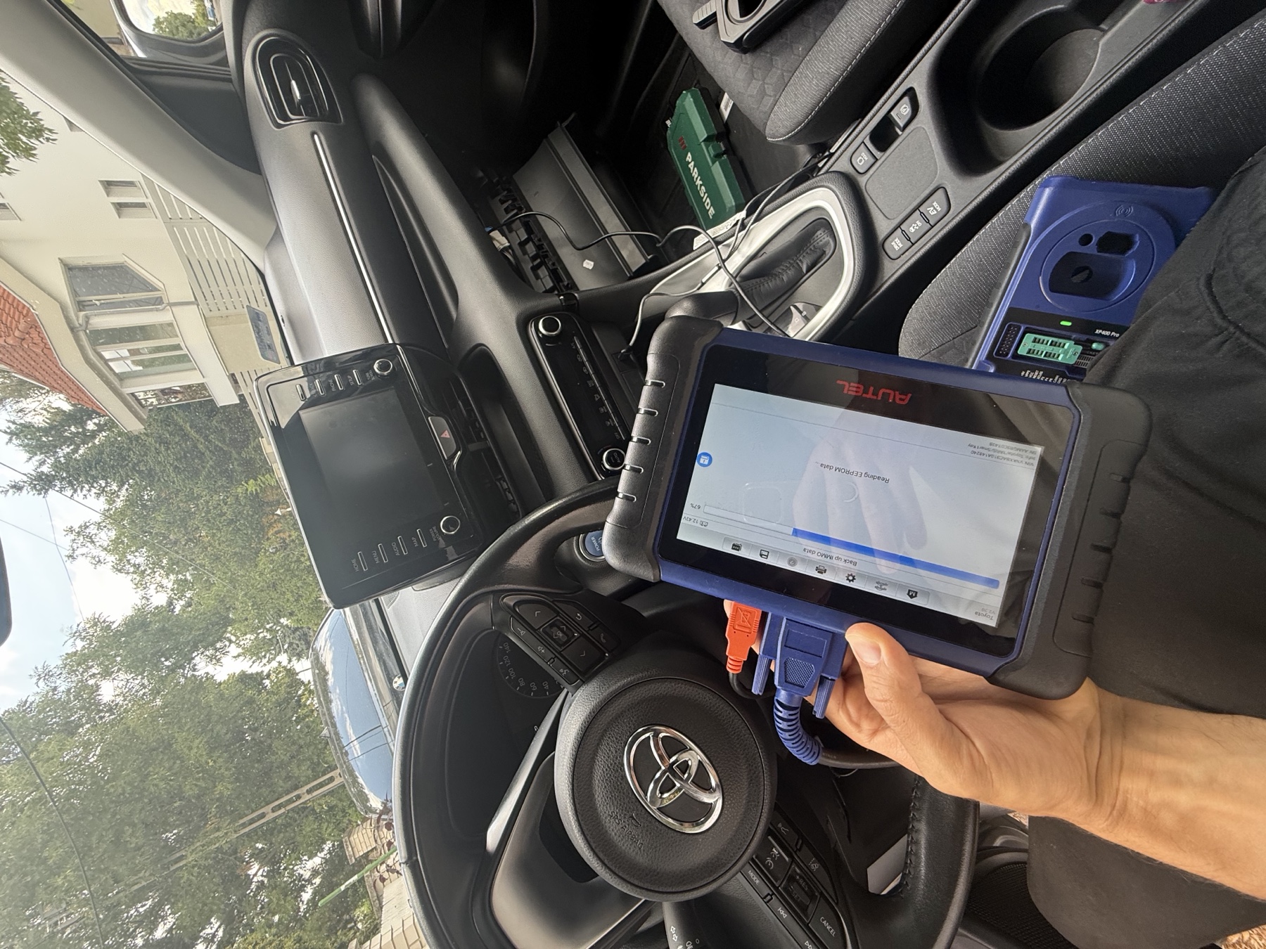 Toyota utasterében végzett helyszíni kulcsprogramozás diagnosztikai eszközzel