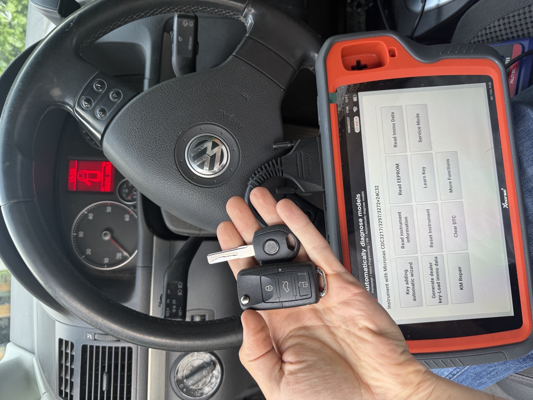 Volkswagen kulcs programozása a jármű utasterében, kézben az elkészült kulcsokkal